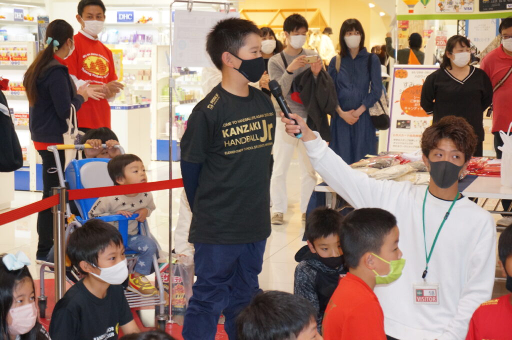 小学生が岩下選手とガチ勝負！ フリースロー対決大盛況 TOPICSトピックス レッドトルネードSAGA トヨタ紡織九州ハンドボール部