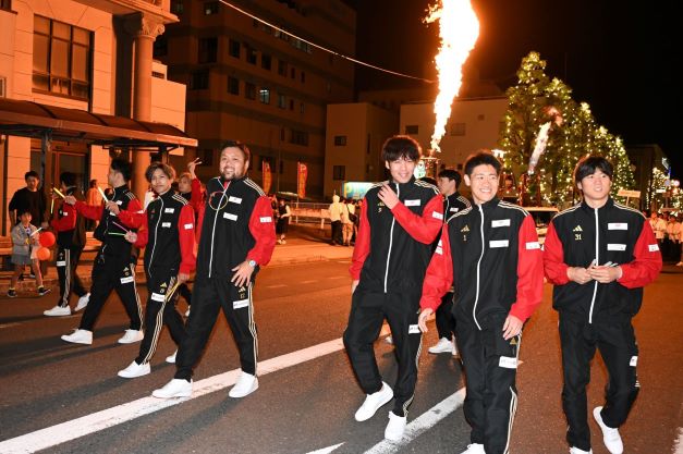 バルーンフェスタ前夜祭、10選手がパレード参加