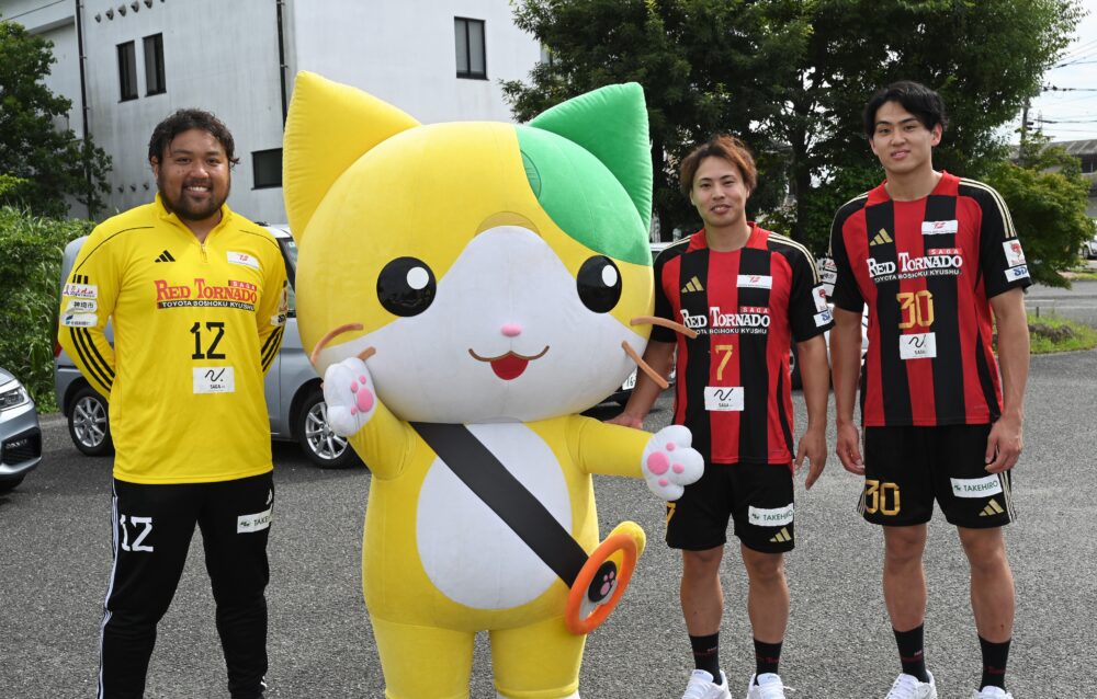 レットル選手が交通安全呼びかけ　神埼市で津山、木村、山口選手