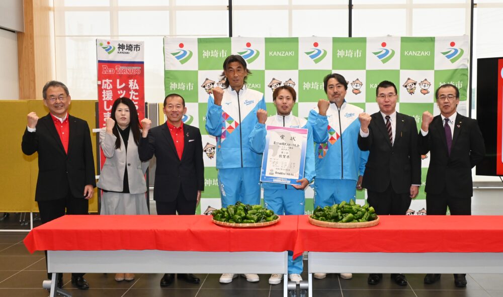 レットルが神埼市長に国スポ優勝報告　お祝いに特産ピーマン30キロ