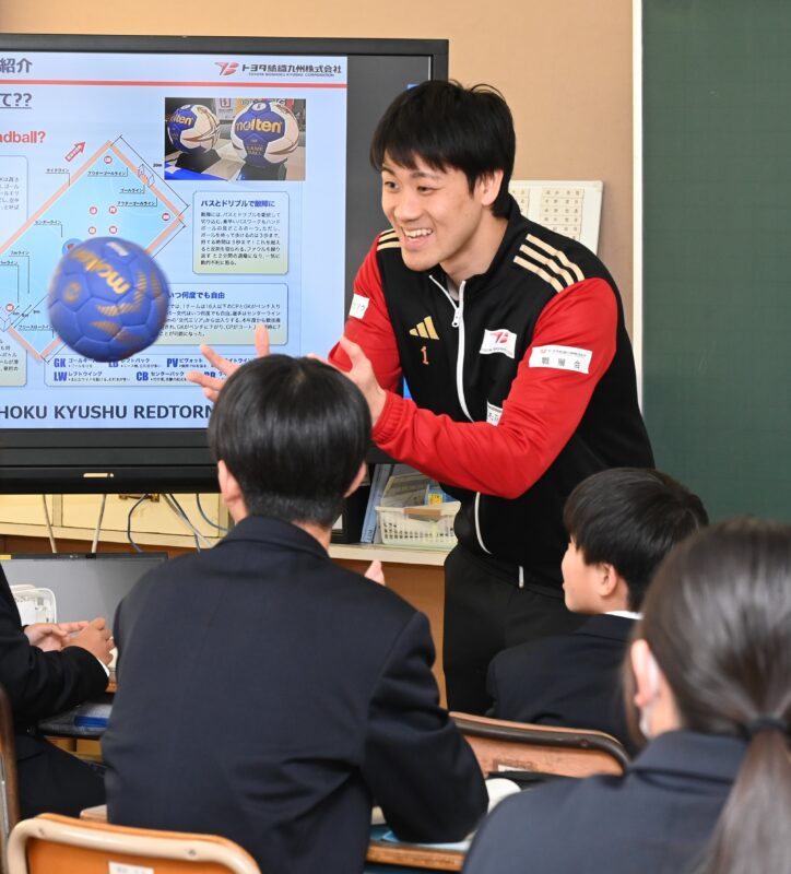 小峰選手が城西中で職業講話　「好きなこと見つけて」と背中押す