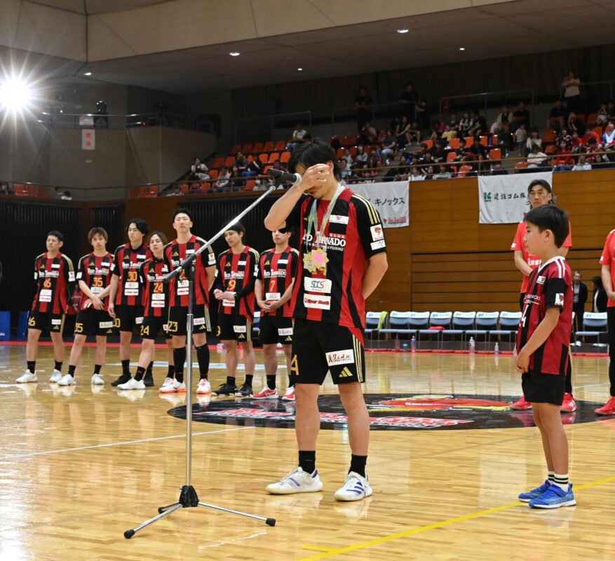 梅本選手、田中選手にお別れ　ホーム最終戦 引退セレモニー