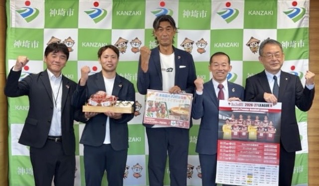 レットルが神埼市長に国スポ2連覇報告　お祝いにプチトマトと神埼そうめん